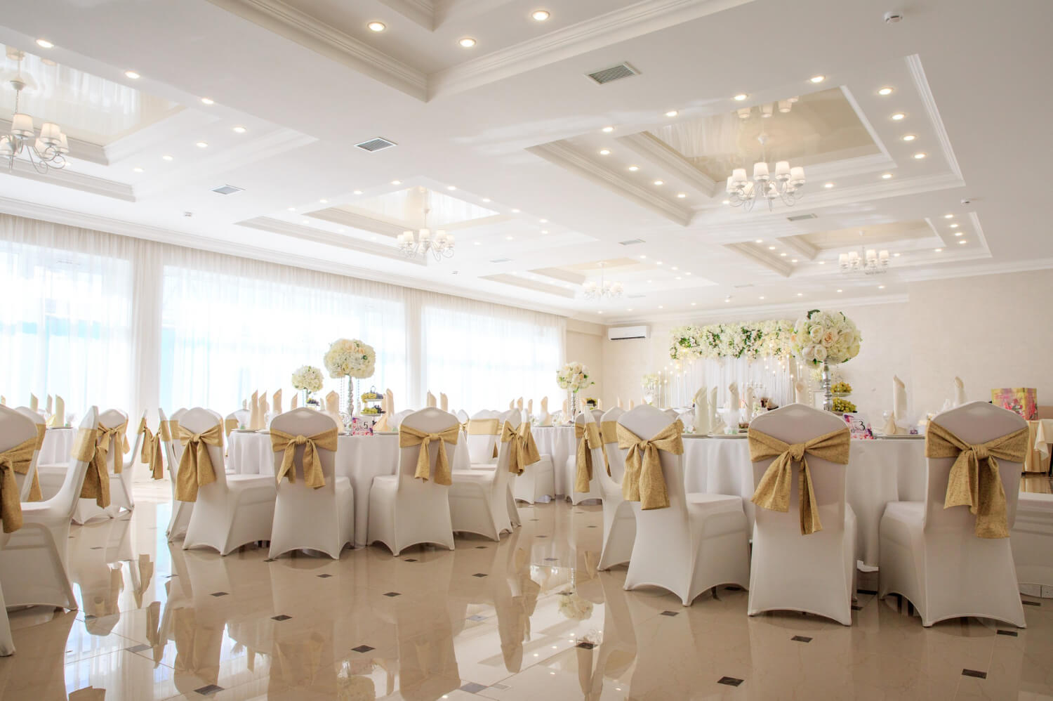 a wedding venue with many decorated tables and chairs