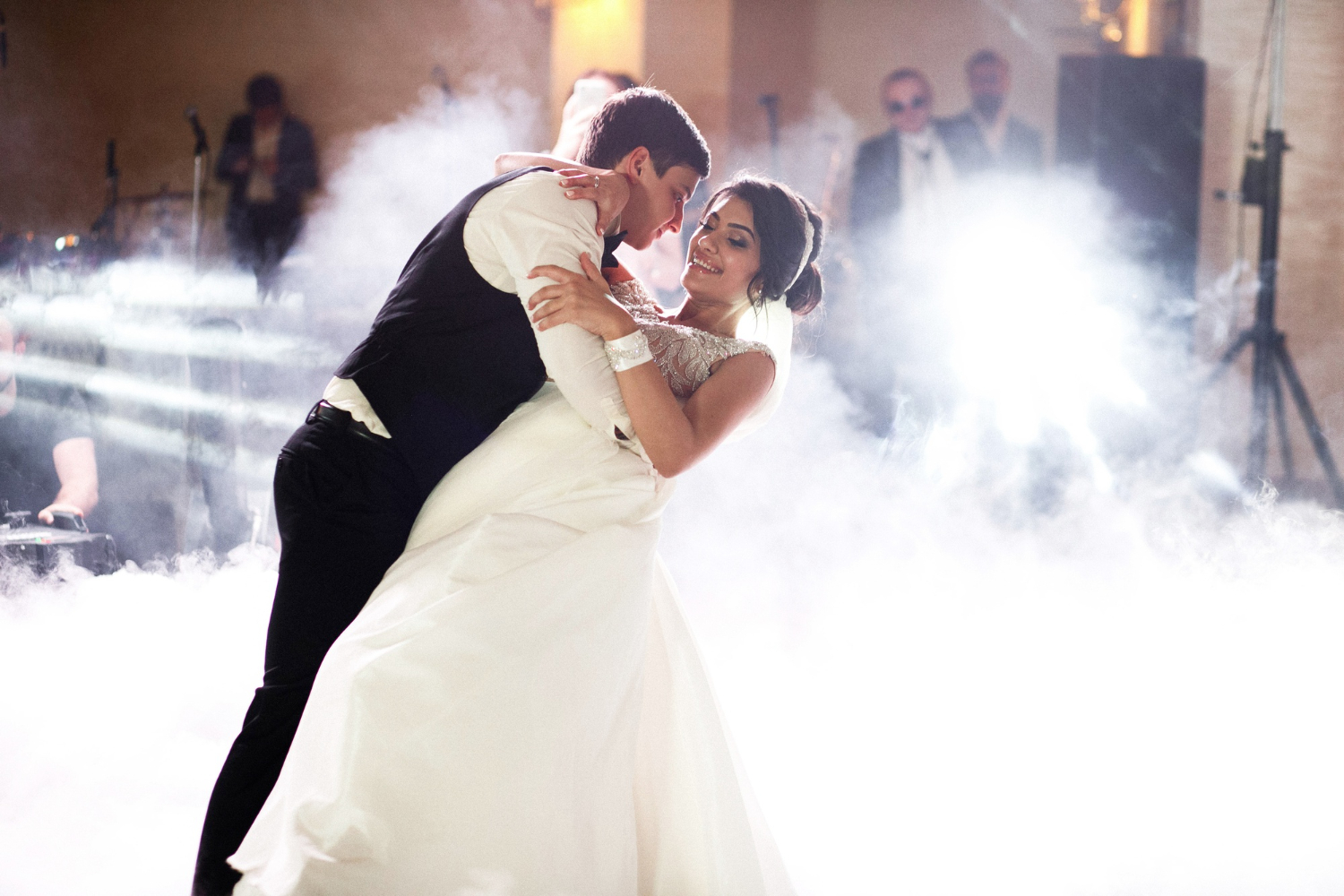 bride and groom dancing on the dancefloor