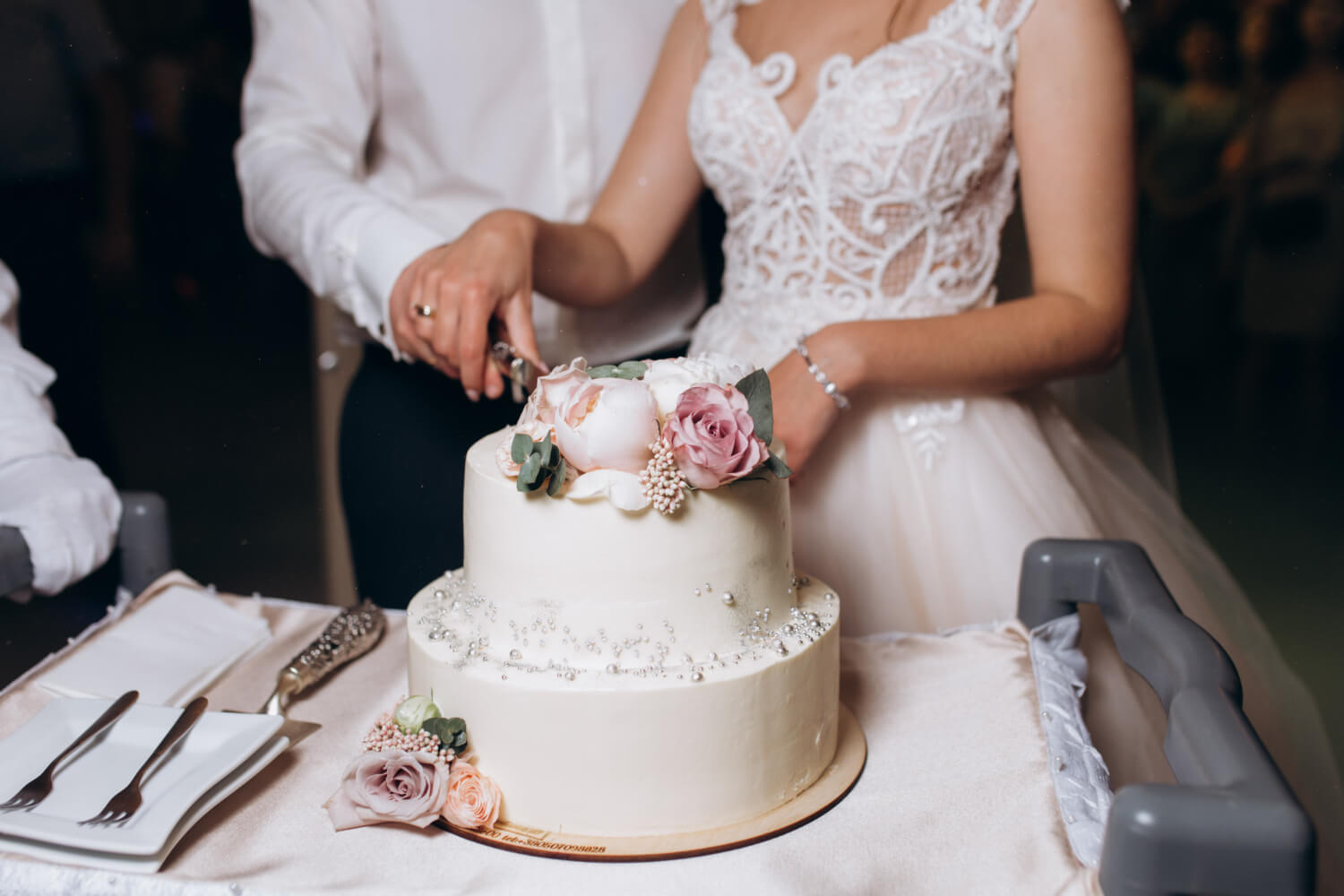 bride and groom cutting the wedding cake